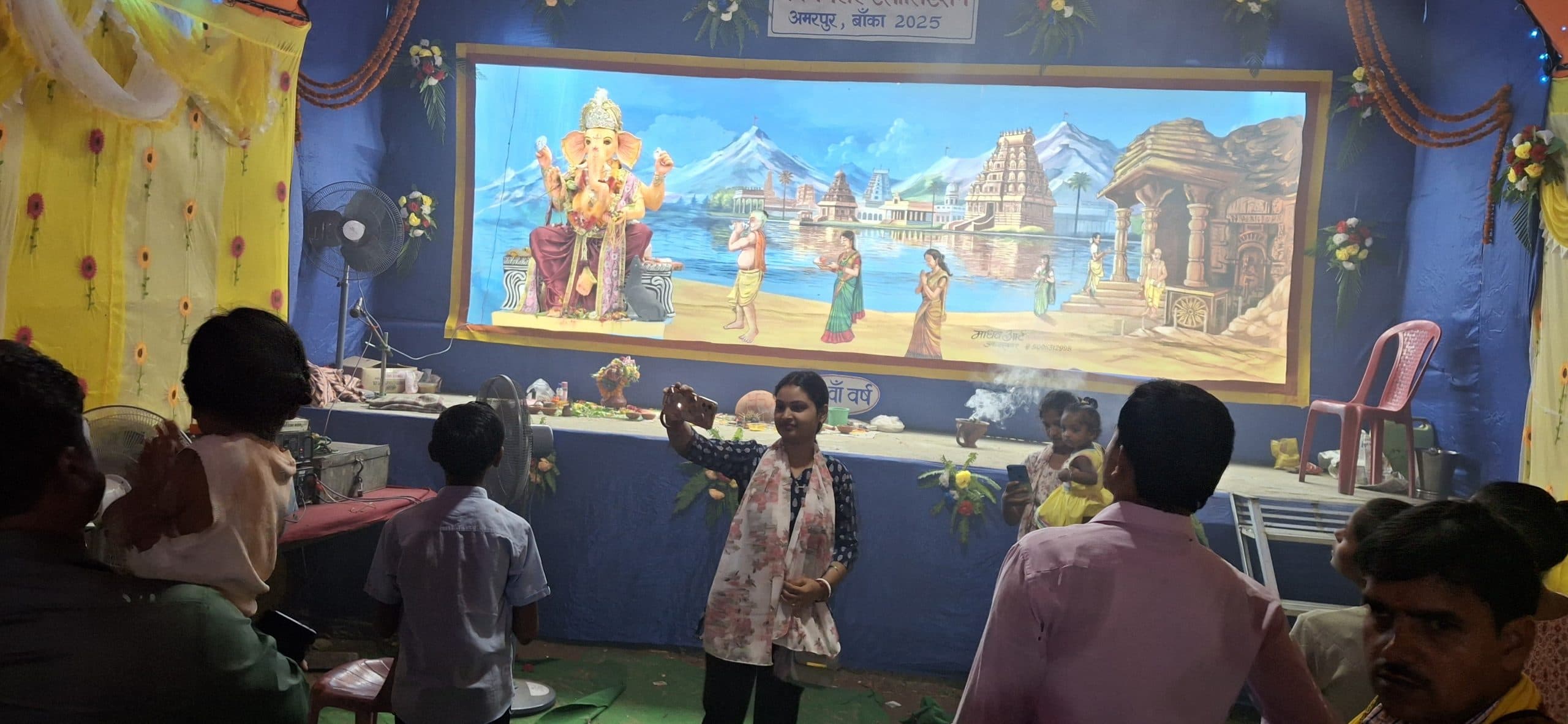 गणेश पूजा को लेकर पंडाल में उमड़े श्रद्धालु, महाआरती आज