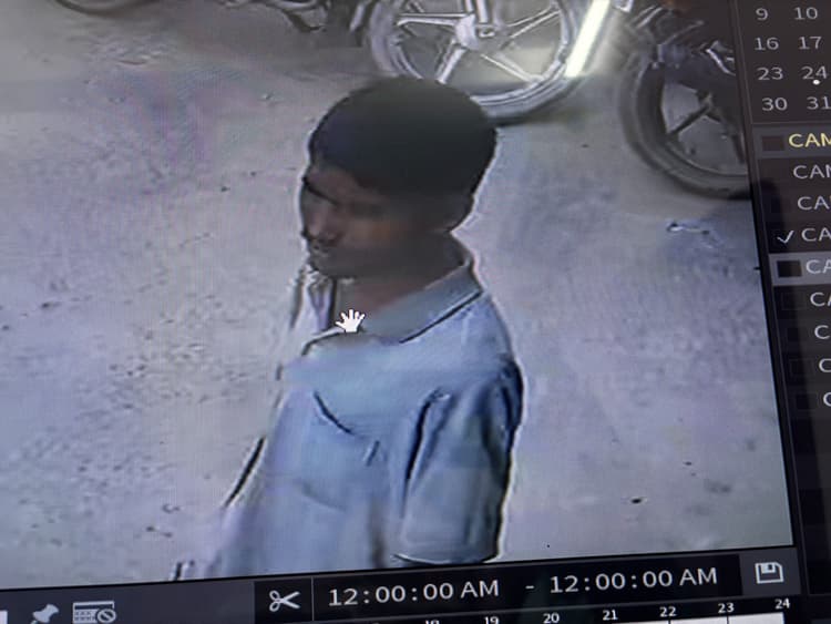 सांसद के बेडरूम से एक लाख रुपये की चोरी