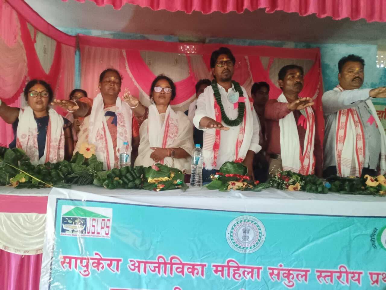 महिलाएं समूह में आसान शर्तों पर कर्ज लेकर रोजगार अपनायें