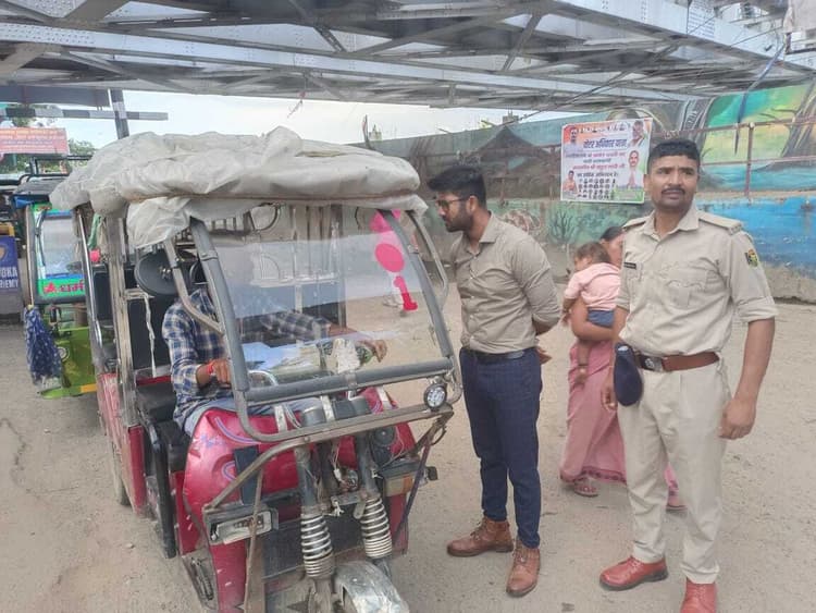 अवैध पार्किंग के खिलाफ विद्यापीठ चौक व रेलवे पुल के नीचे चला अभियान
