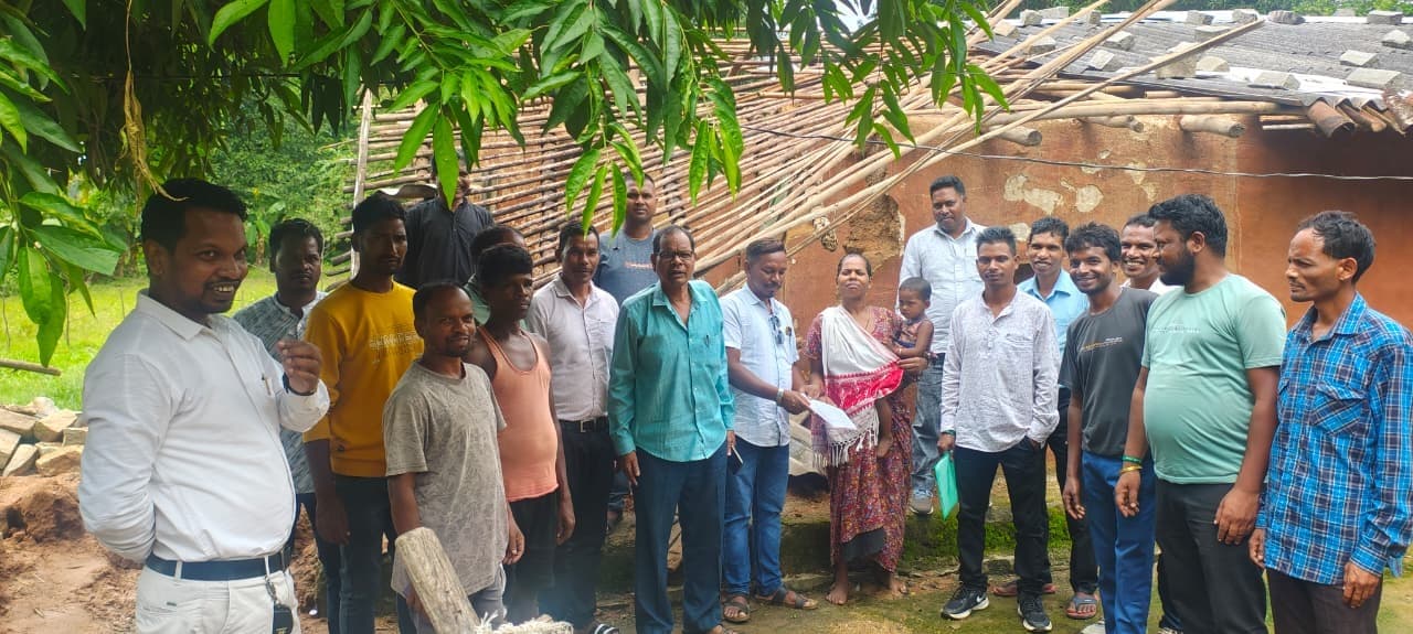 अतिवृष्टि से नुकसान लिया जायजा, पीड़ितों के बीच बांटी राहत सामग्री