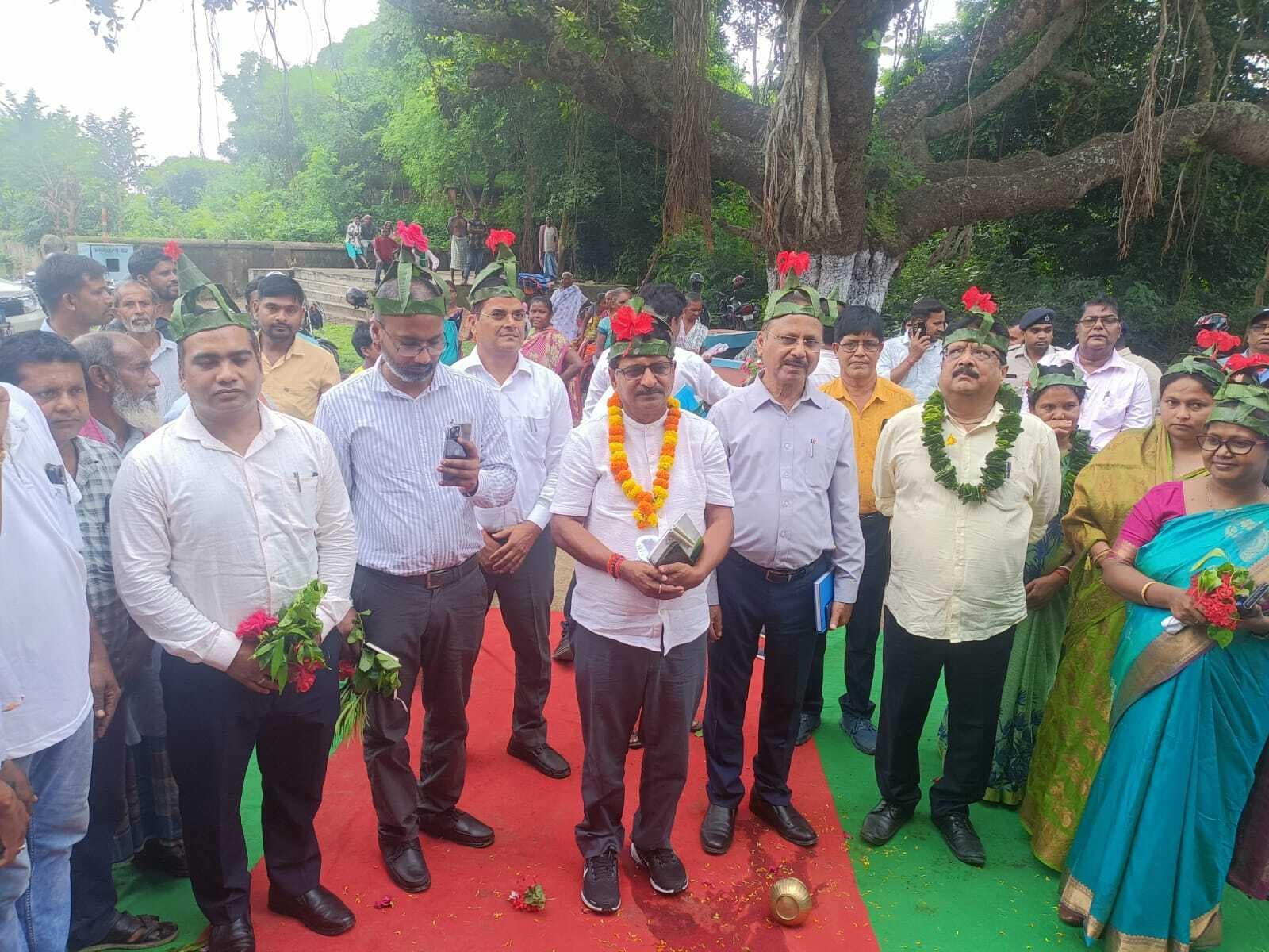 आयोग ने महेशपुर में योजनाओं की जानी जमीनी हकीकत