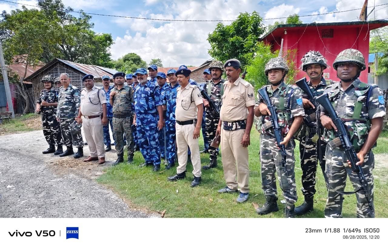 पुलिस-एसएसबी का संयुक्त फ्लैग मार्च, सीमा क्षेत्र में बढ़ाई गयी सुरक्षा