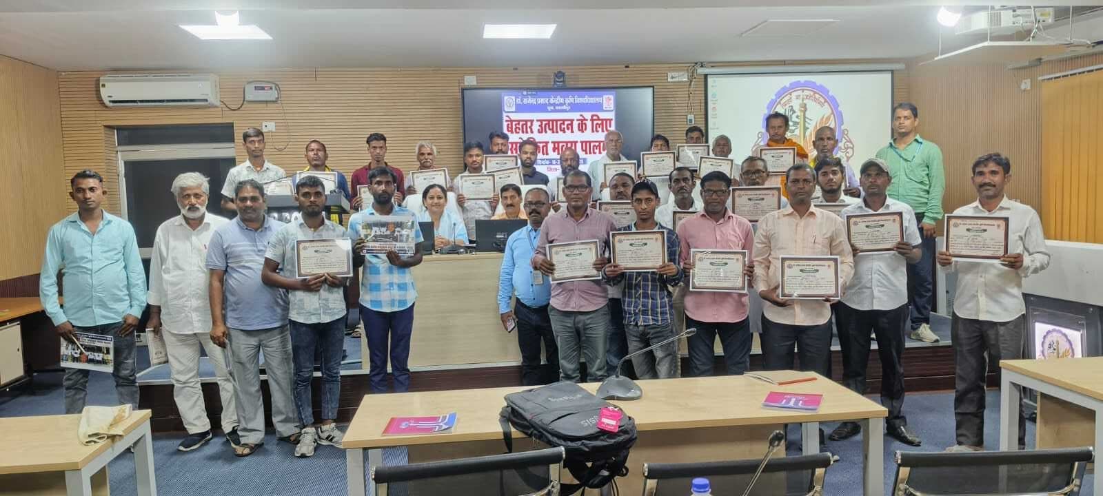 Samastipur News:किसानों को एक ही खेत से धान व मछली से आय : डॉ सतपथी