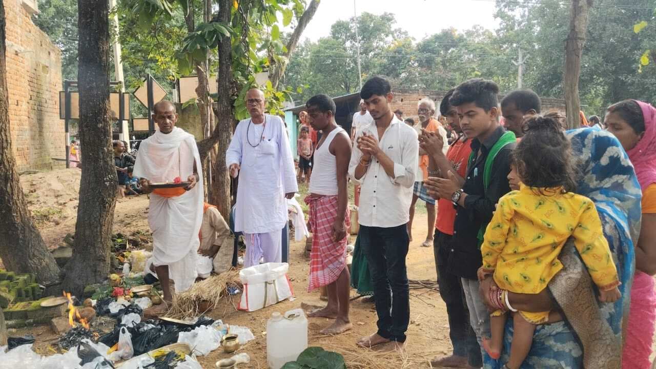 देवीपुर : धूमधाम से हुई दुबे बाबा की वार्षिक पूजा