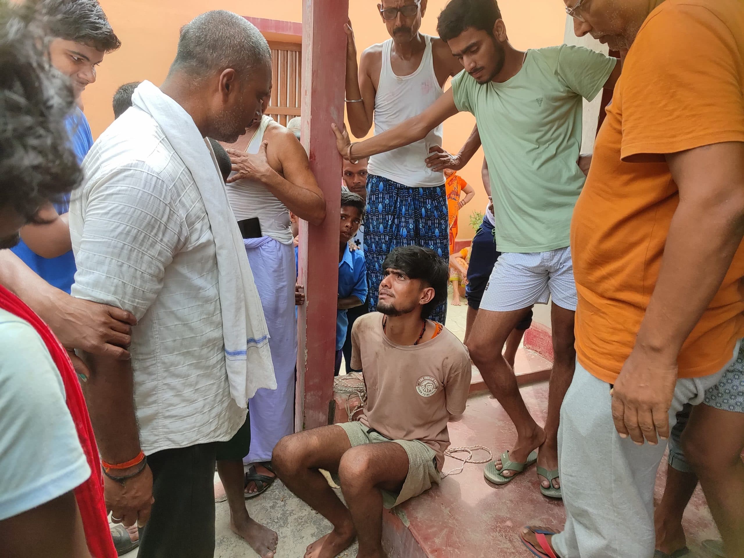 मोबाइल चोरी के आराेप में युवक की जमकर पिटाई