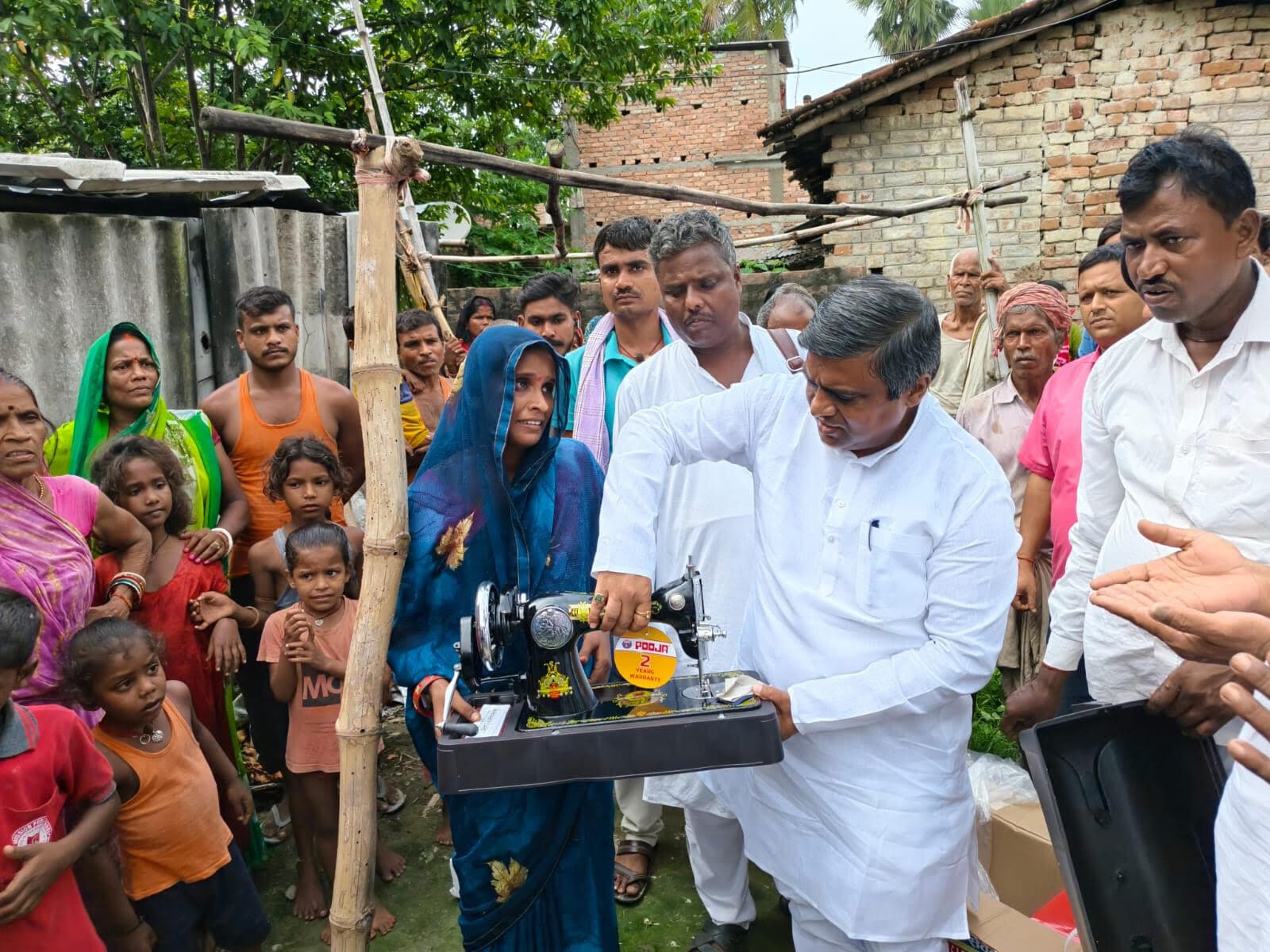 Samastipur News: मृतक के परिजन को विधायक ने दी सिलाई मशीन