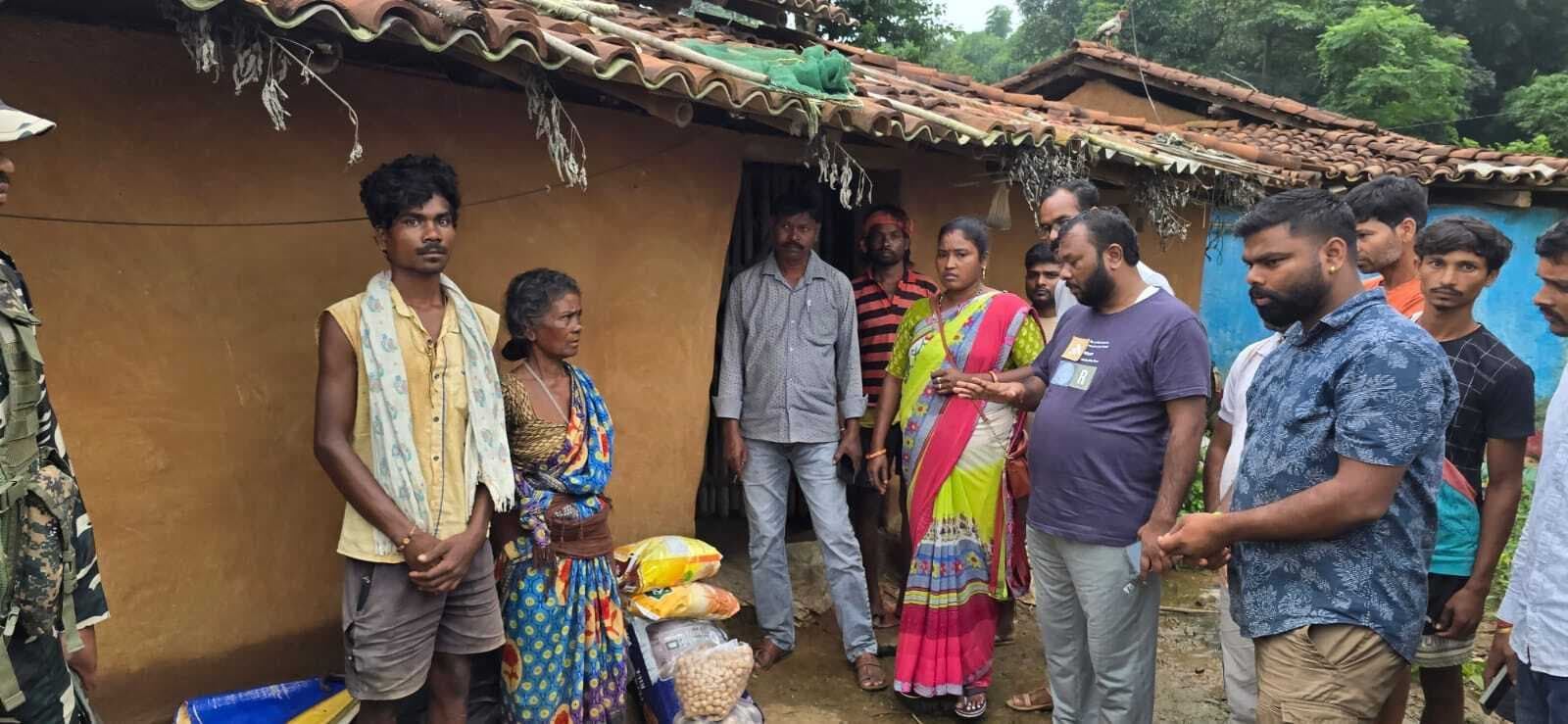 तोरपा विधायक पीड़ित परिवार को दी आर्थिक सहायता