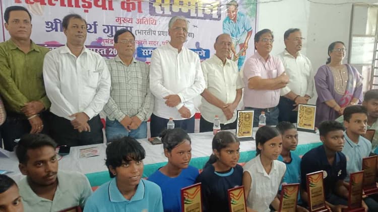 जिला खेल संघ ने उत्कृष्ट खिलाड़ियों व पदधिकारियों को किया सम्मानित