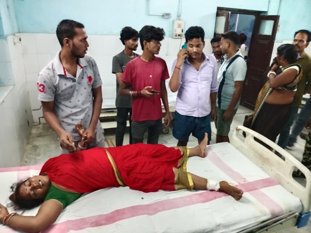 बेटे के साथ घास लेकर घर आ रही महिला को अपराधियों ने मारी गोली, रेफर