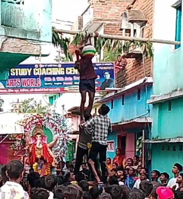 मटकी फोड़ प्रतियोगिता व विसर्जन जुलूस ने बांधा समां