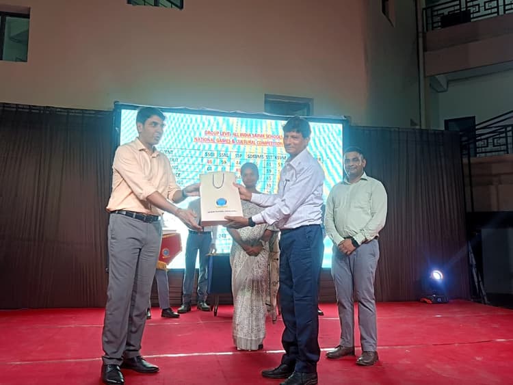 सैनिक स्कूल प्रतियोगिता में जज के रूप में संगीत शिक्षक हुए सम्मानित