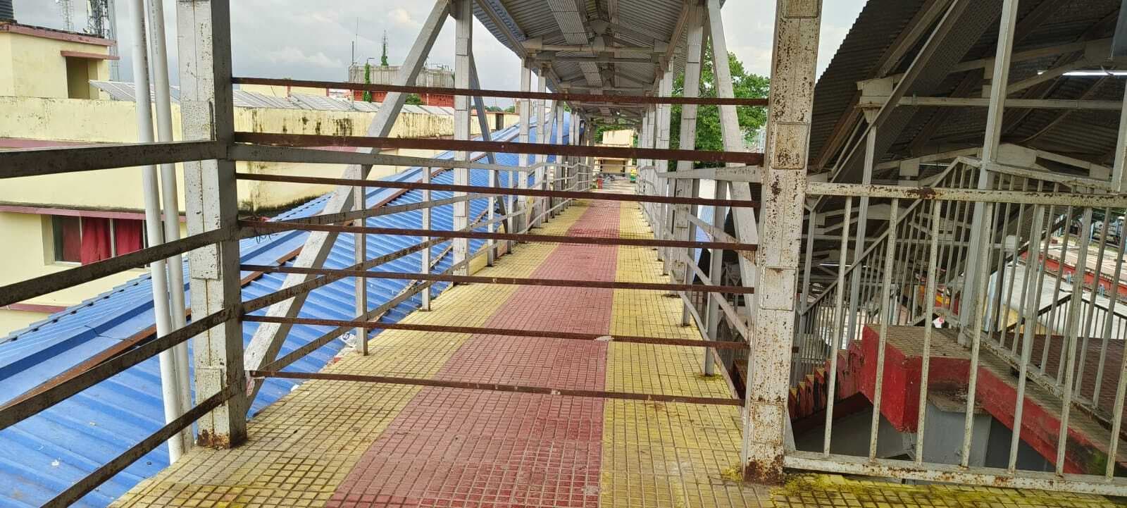 छह माह से साहिबगंज स्टेशन पर पैदल पुल व लिफ्ट है बंद, यात्री परेशान