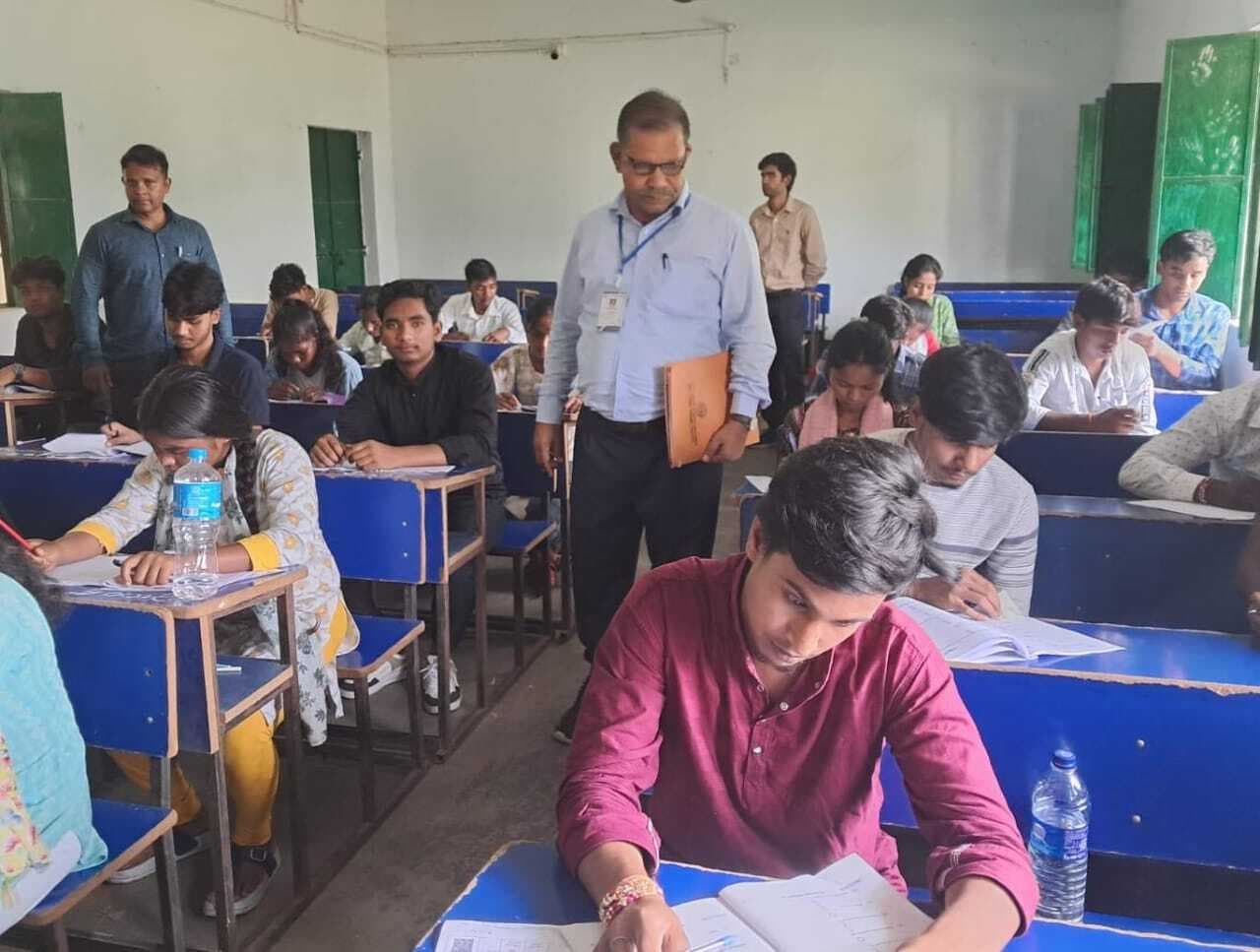 मधुपुर: परीक्षा नियंत्रक ने किया केंद्रों का निरीक्षण