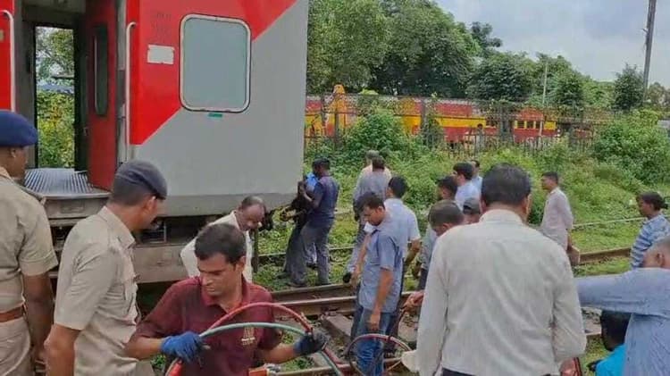 Dhanbad News : बेपटरी हुआ धनबाद-एलेप्पी एक्सप्रेस का एलएचबी कोच