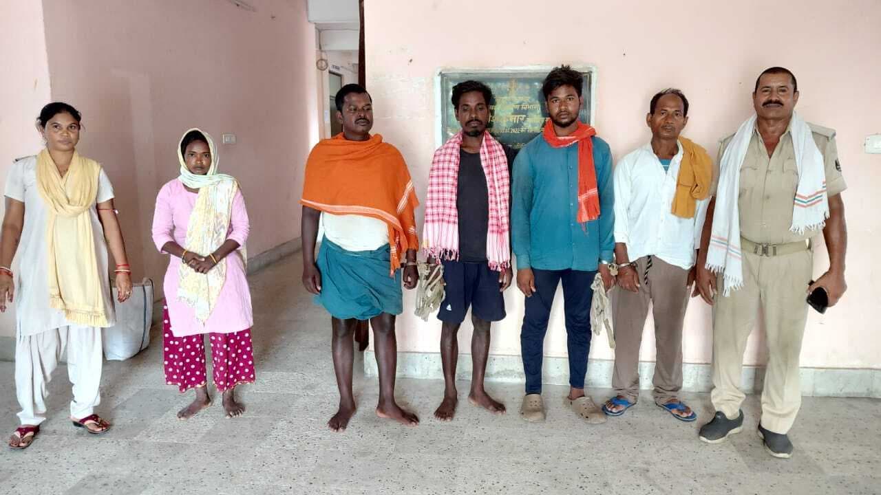 एक महिला शराब तस्कर व चार शराबी गिरफ्तार