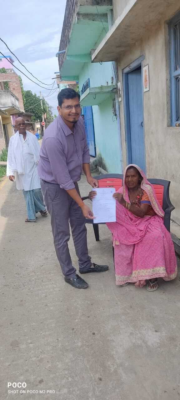 वृद्ध महिला के आधार कार्ड में त्रुटि को लेकर नया जन्म प्रमाण पत्र निर्गत