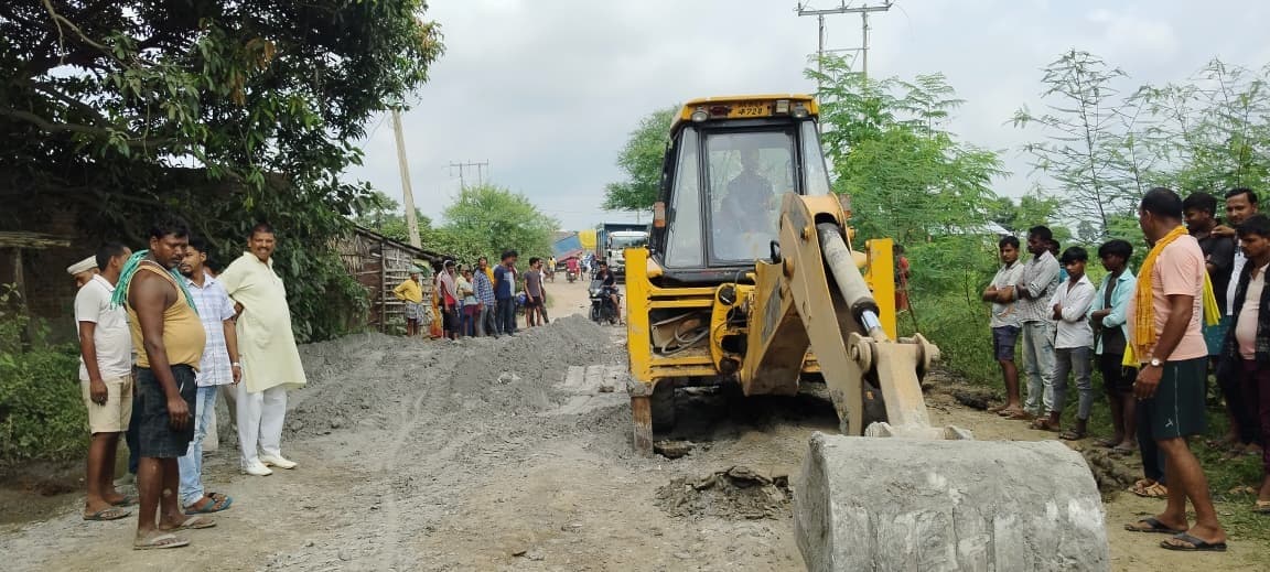 पटवा से कुशमी तक जर्जर सड़क को मुखिया ने जेसीबी से करायी मरम्मत