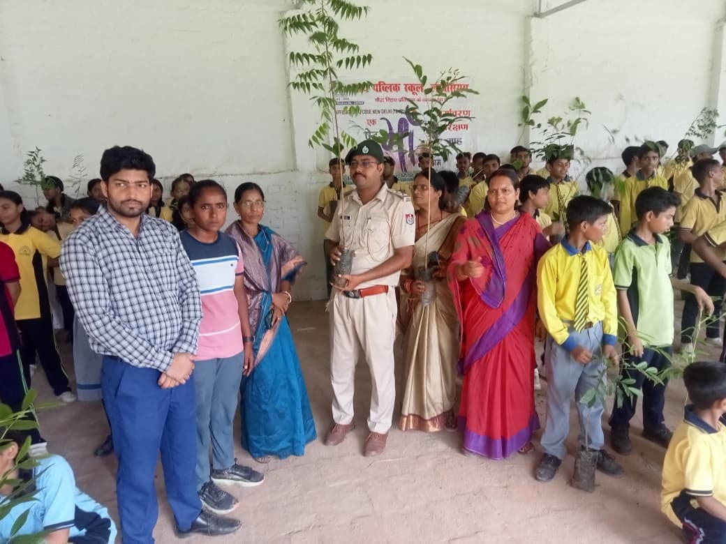 खेल दिवस पर नाथ पब्लिक स्कूल प्रांगण में किया पौधारोपण