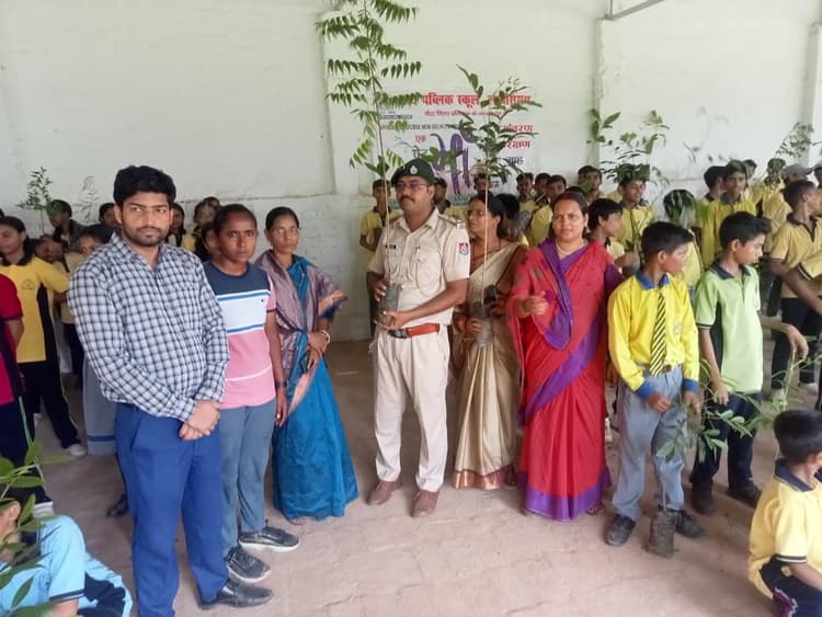 खेल दिवस पर नाथ पब्लिक स्कूल प्रांगण में किया पौधारोपण