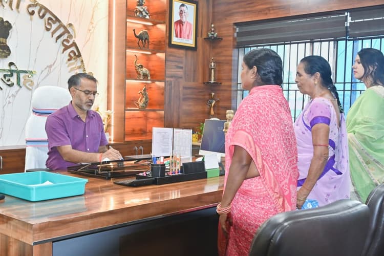 Giridih News: जनता दरबार में शिकायतों के निस्तारण को ले डीसी ने अफसरों को दिये निर्देश