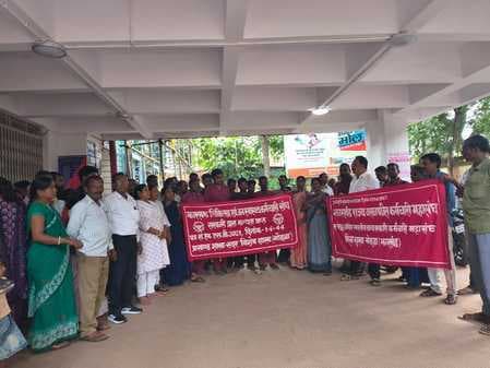 चिकित्सा एवं जनस्वास्थ्य कर्मचारियों ने किया प्रदर्शन