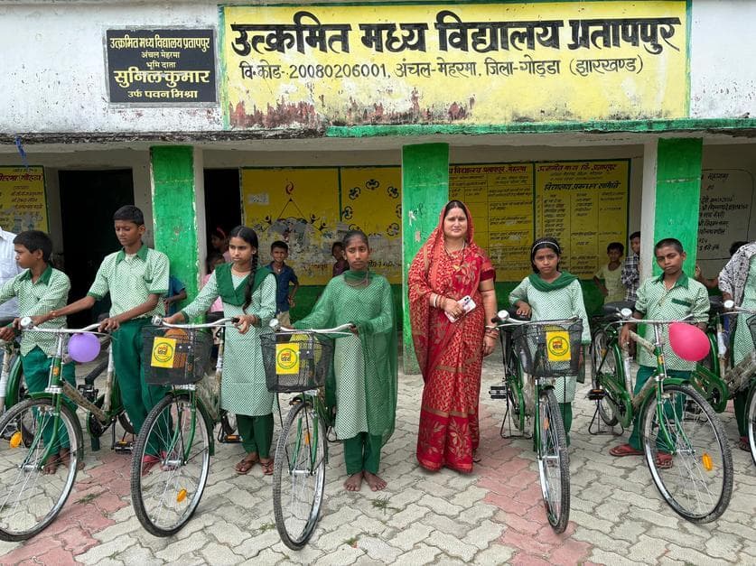 दर्जनों स्कूल के छात्रों के बीच किया गया साइकिल का वितरण