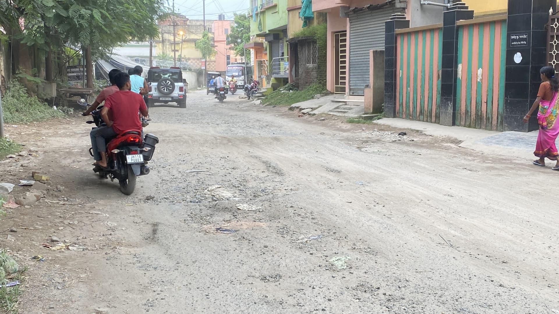 Giridih News: शहर के बक्सीडीह की जर्जर सड़क बरसात में हो गयी है जानलेवा