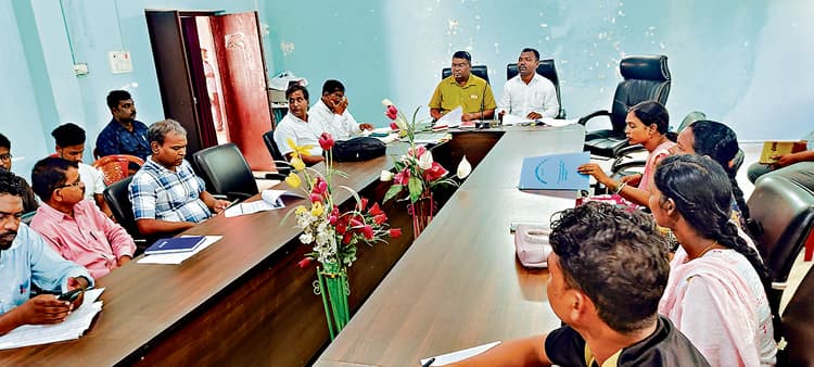 Seraikela Kharsawan News : बैठक में अनुपस्थित रहे तीन विभागों के जेइ को शोकॉज