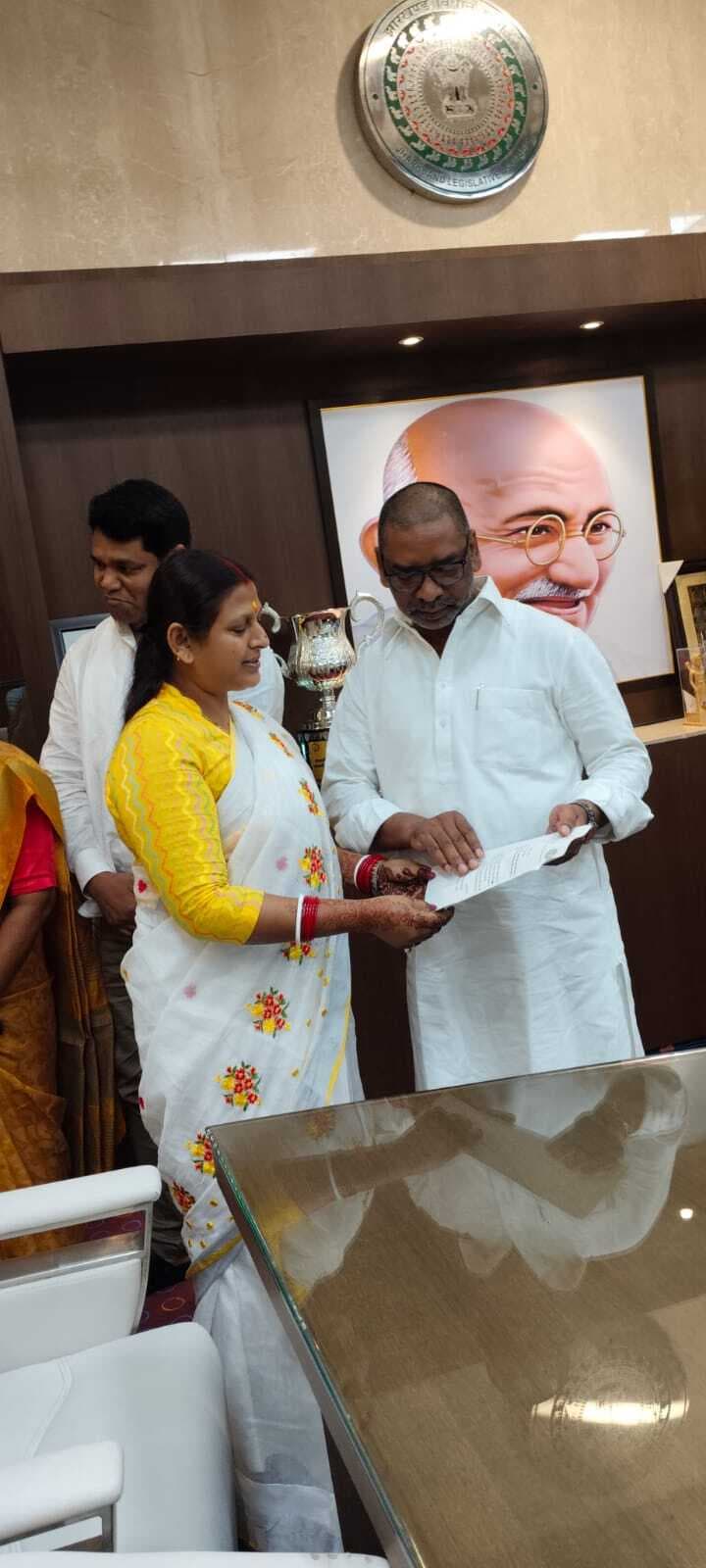 Giridih News: जमुआ विधायक ने सीएम को ज्ञापन सौंपकर की सड़क चौड़ीकरण की मांग