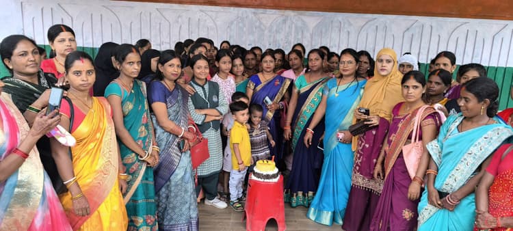 Giridih News: पोषण सखियों ने सेवा पुनर्बहाल के एक वर्ष होने पर मनायी खुशी