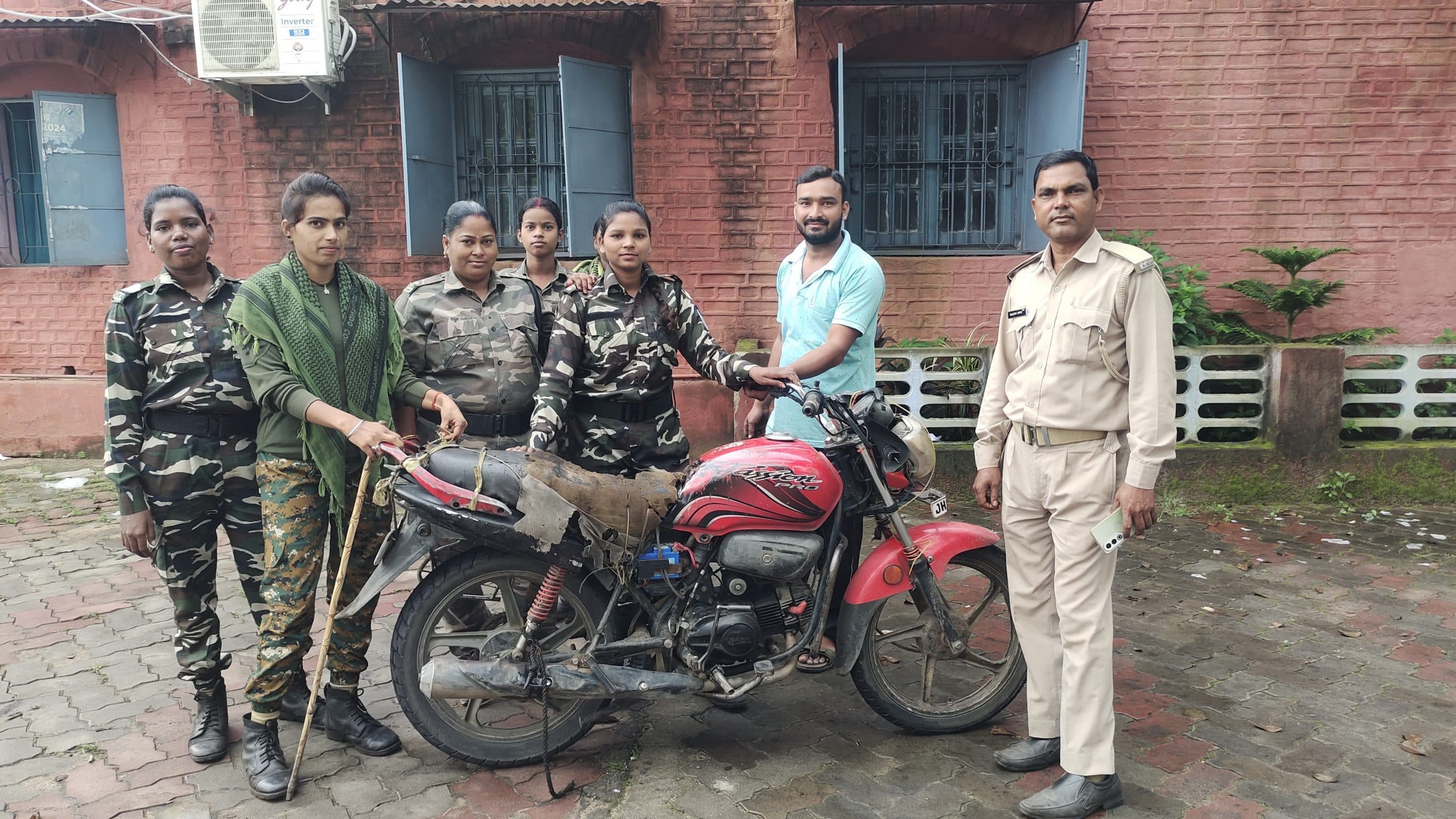 Giridih News: छापेमारी अभियान में कोयला तस्करी में प्रयुक्त बाइक जब्त