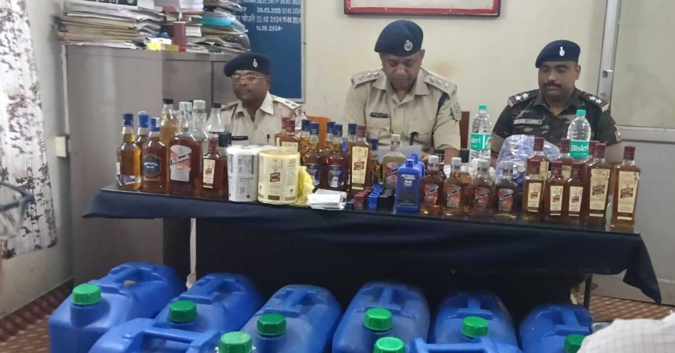 Giridih News: बगोदर के अटका में मिनी शराब फैक्ट्री का भंडाफोड़, तीन गिरफ्तार