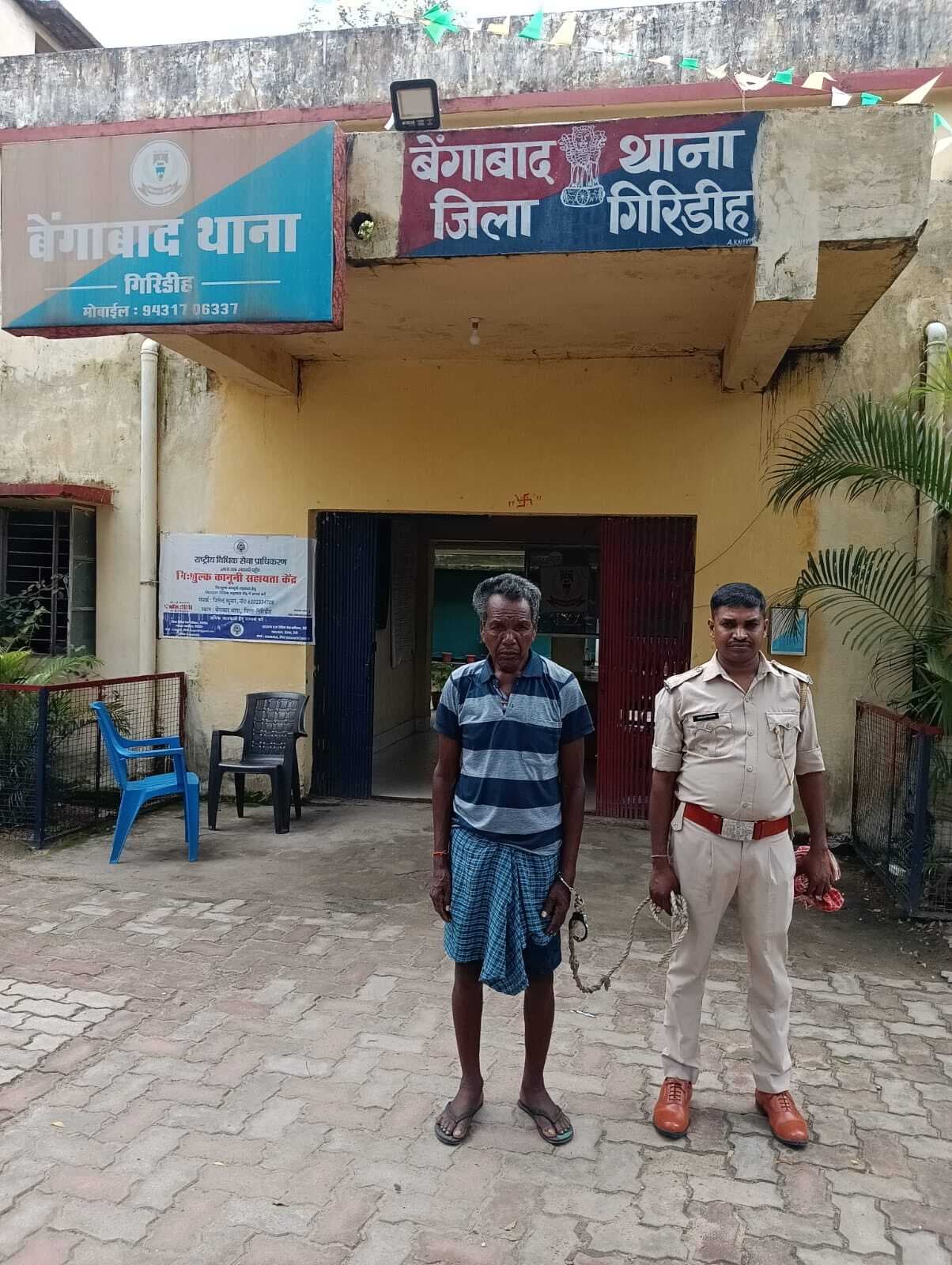 Giridih News: समकालीन छापेमारी में 19 साल से फरार वारंटी गिरफ्तार