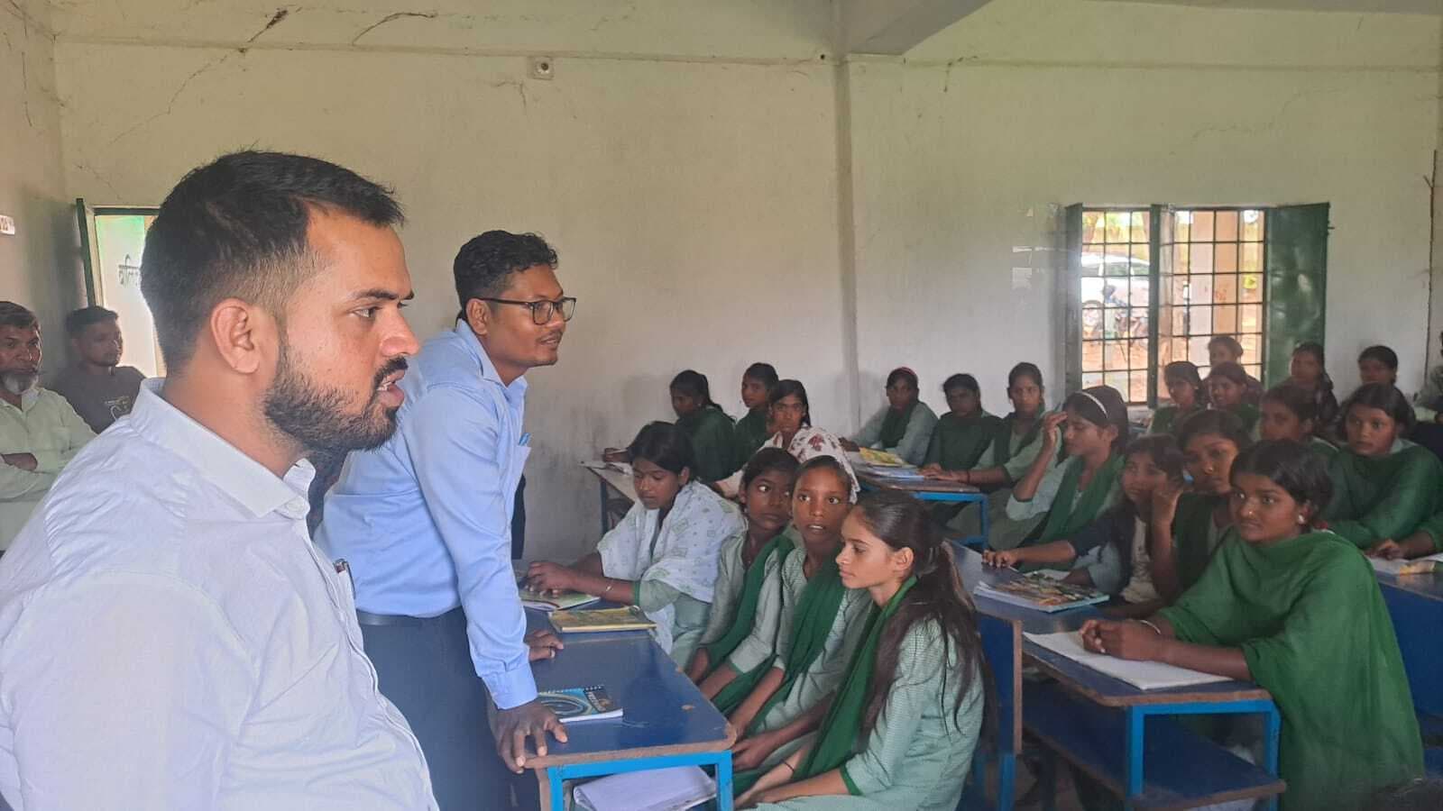 Giridih News: स्टेट टीम ने किया दो स्कूलों का निरीक्षण