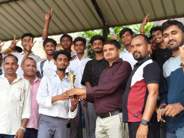 Giridih News: गिरिडीह हाई स्कूल में खेल दिवस पर क्रिकेट प्रतियोगिता