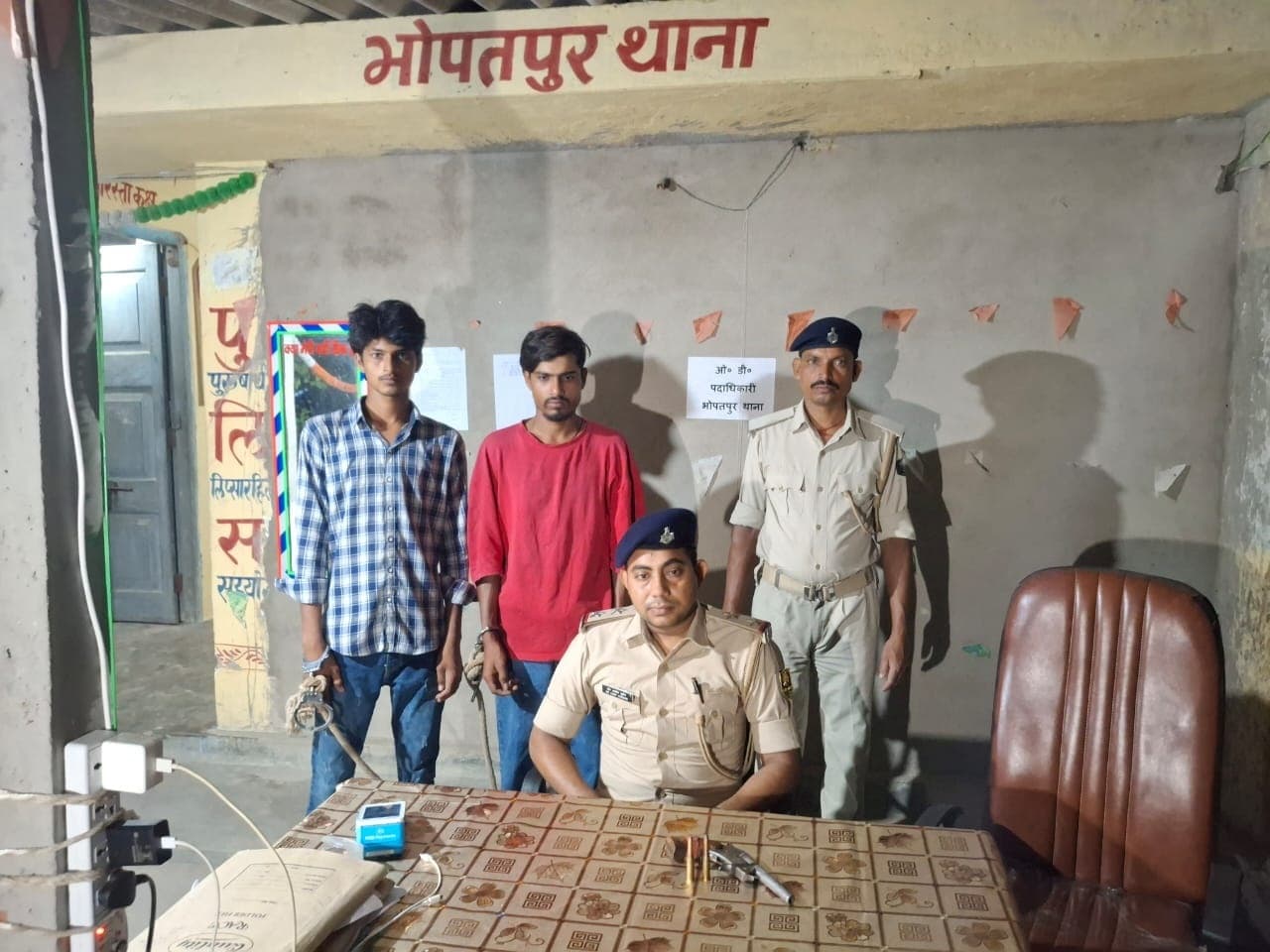 Motihari: भोपतपुर में हथियार सहित दो युवक गिरफ्तार