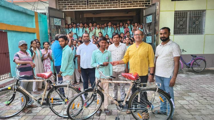 Samastipur News:लक्ष्य साइंस एंड कॉमर्स कोचिंग में मेधावी छात्र-छात्राओं के बीच पुरस्कार वितरित