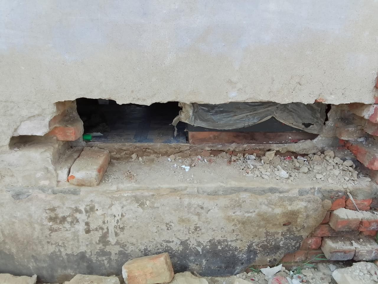 दुकान में रखी लाखों की जेवरात सहित नगदी की चोरी