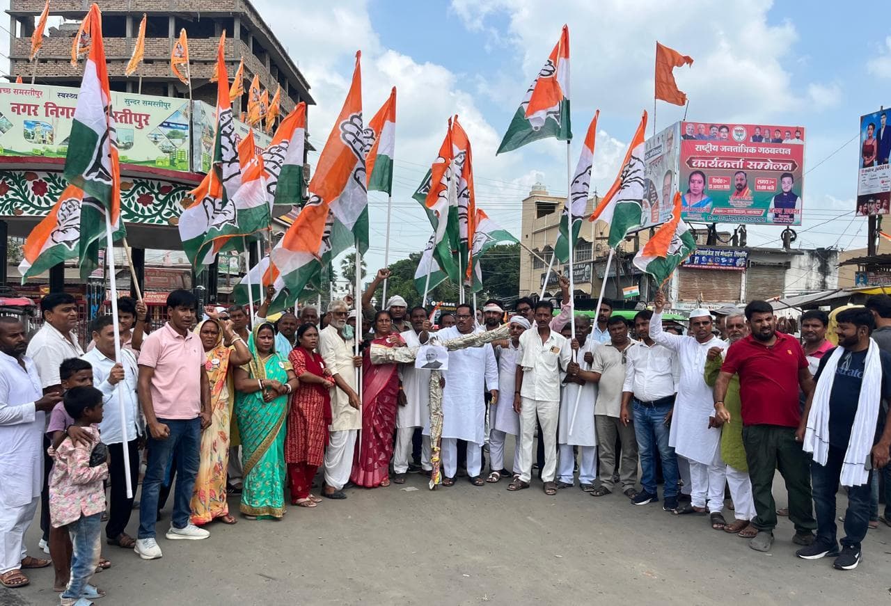 Samastipur News:कांग्रेस ने विरोध मार्च निकाल पीएम का फूंका पुतला