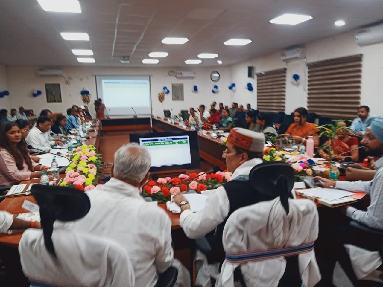 नगर विकास मंत्री ने की योजनाओं की समीक्षा, लाभुकों को सौंपी पीएम आवास की चाबी