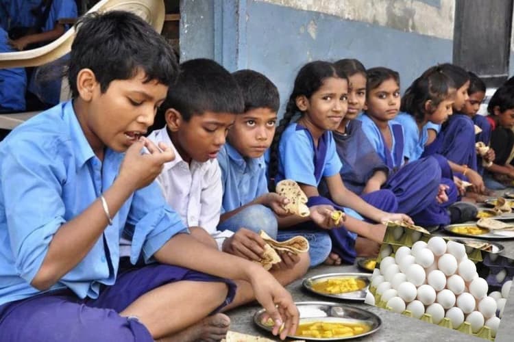 Mid Day Meal Bihar: बिहार के इन स्कूलों में बच्चों तक नहीं पहुंच रहे अंडे और सब्जियां, खुलासा होते ही BEO ने उठाया ये कदम