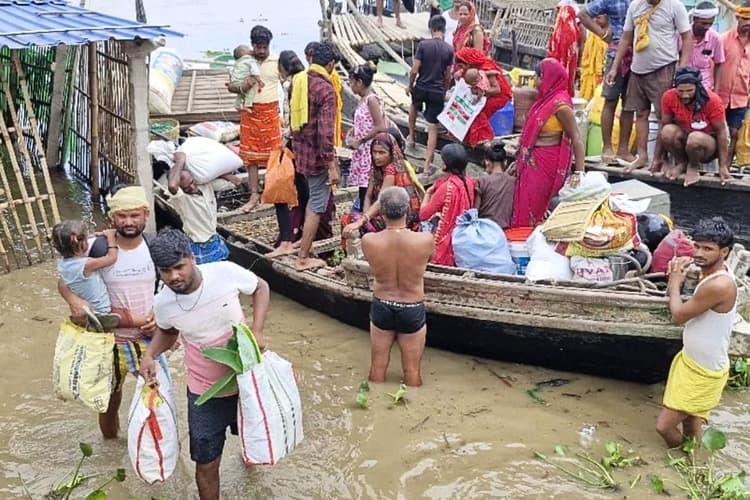 Bihar Flood Alert: पटना में गंगा का जलस्तर बढ़ा, घरों में घुसा पानी, दियारा के लोग मवेशियों संग पलायन को मजबूर