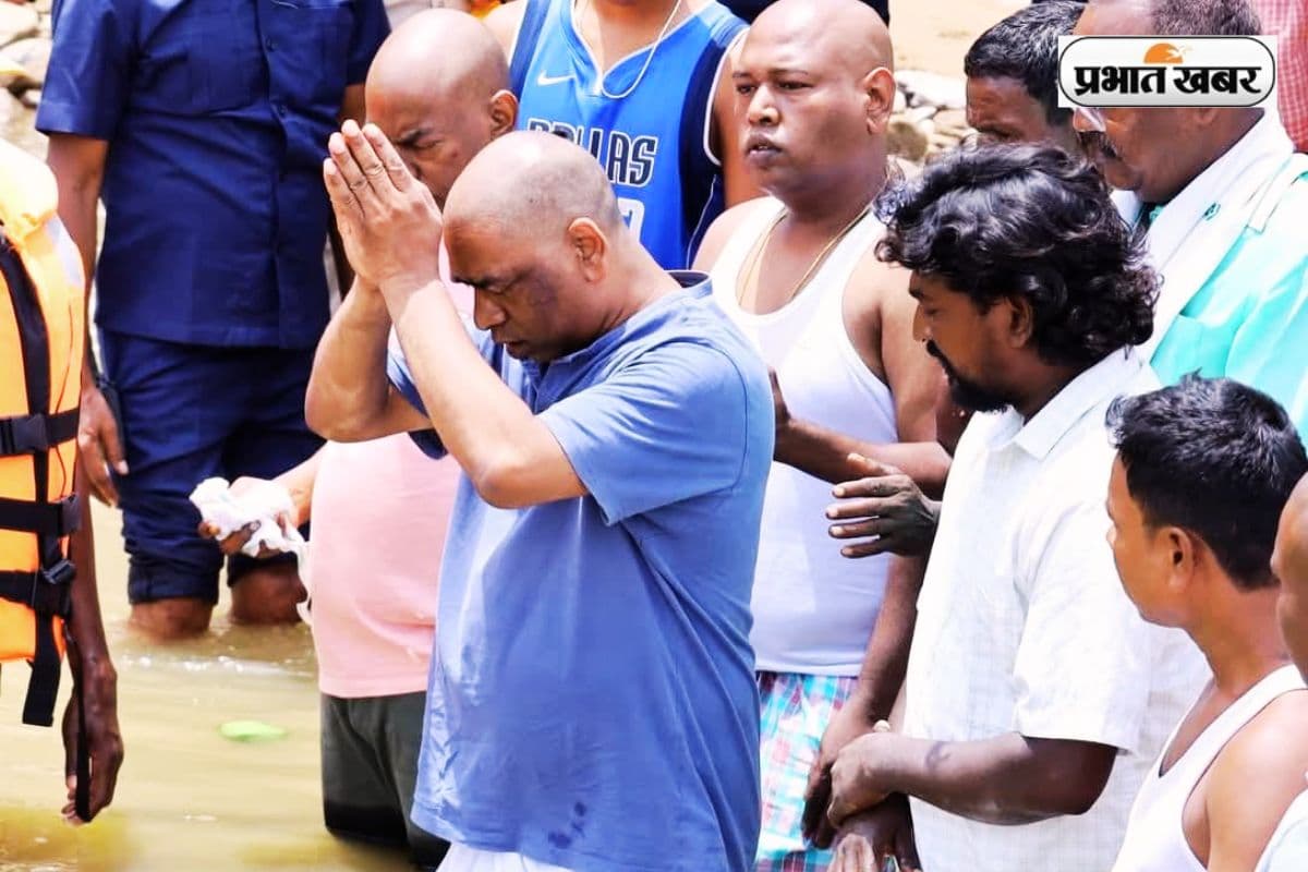 दामोदर की लहरों में हेमंत सोरेन के आंसू, रजरप्पा में 17 को दिशोम गुरु का अस्थि विसर्जन करते हुए भावुक