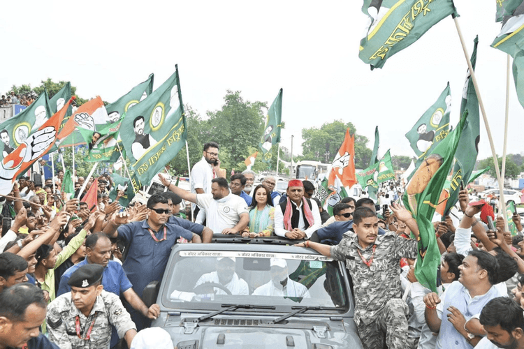 Voter Adhikar Yatra में शामिल हुए अखिलेश यादव, खुली जीप में एकसाथ दिखे राहुल-तेजस्वी-रोहिणी और अन्य नेता