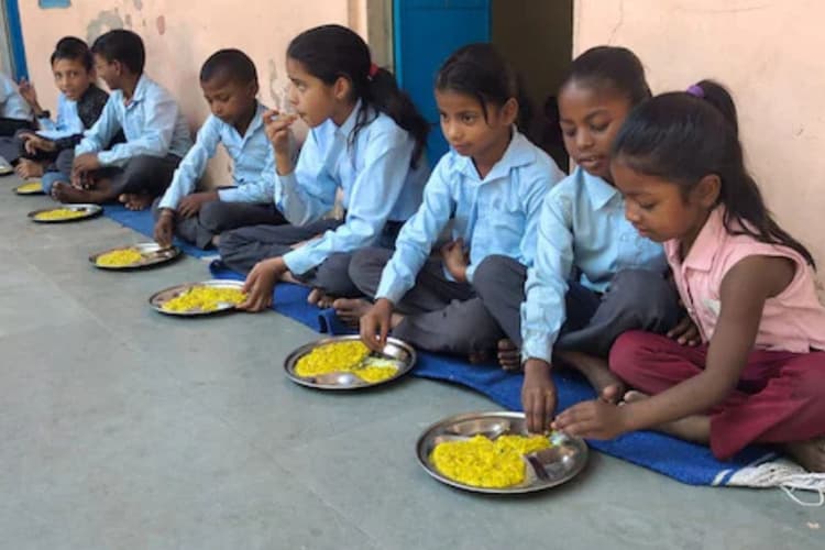 बिहार में मिड डे मील में छिपकली: खाना खाकर 62 बच्चों की बिगड़ी तबीयत, डीपीओ और बीईओ से मांगा गया जवाब