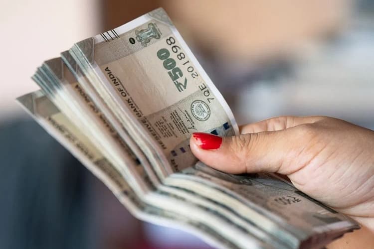 8वें वेतन आयोग से बदलेगी सरकारी कर्मचारियों की तकदीर, जानें 7वें वेतन आयोग से कितना होगा अलग