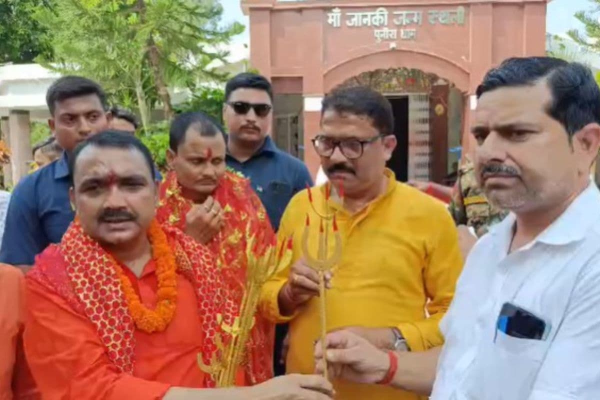 फिर विवादों में भाजपा विधायक, पूजा पंडालों में घूम-घूम कर शस्त्र और शास्त्र कर रहे वितरण