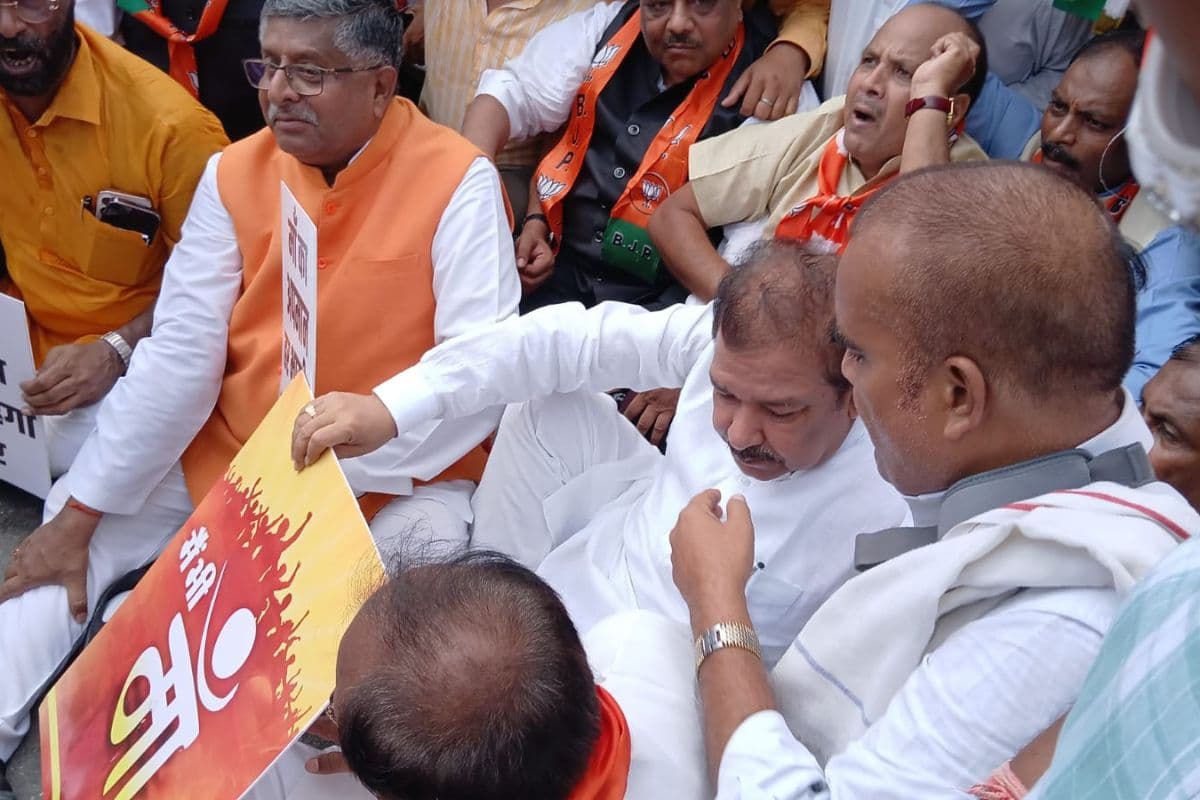 BJP leader Ravi Shankar Prasad takes part in protest in Patna during Bihar bandh