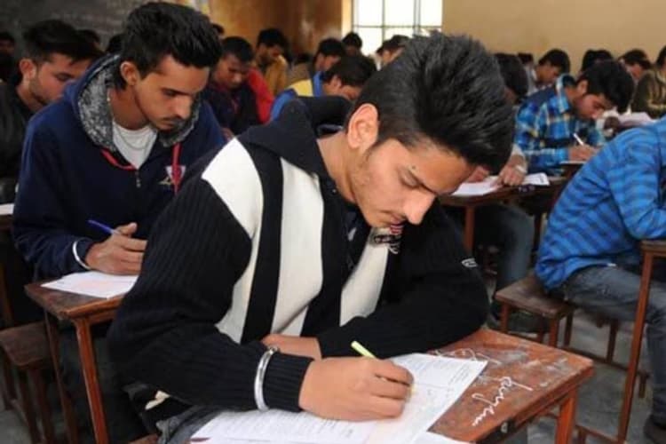 BPSC 2025: कड़ी सुरक्षा में हुई बीपीएससी 71वीं पीटी परीक्षा, अभ्यर्थियों ने बतया सवालों का स्तर